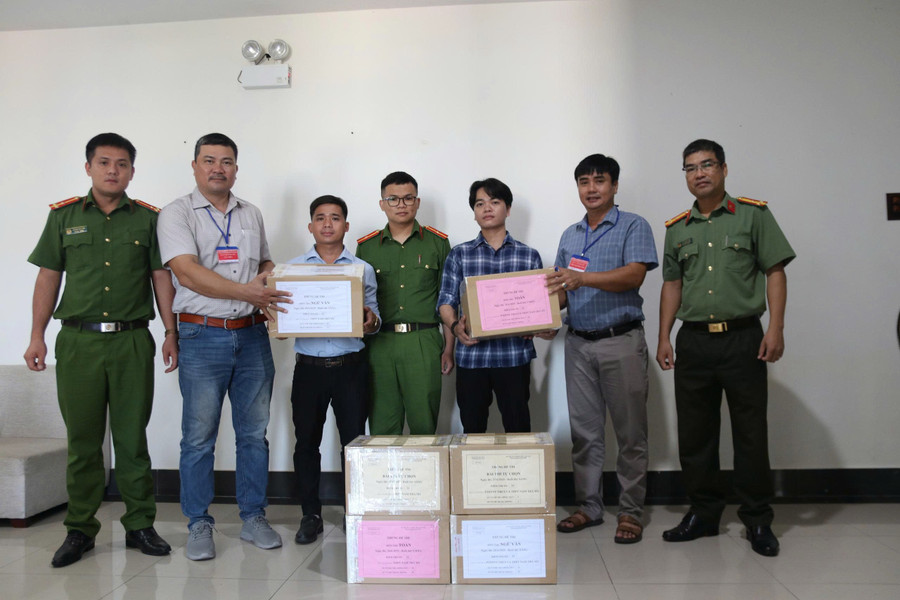 Bàn giao đề thi cho các điểm thi. 3a7b7abcee7f5921006e.jpg