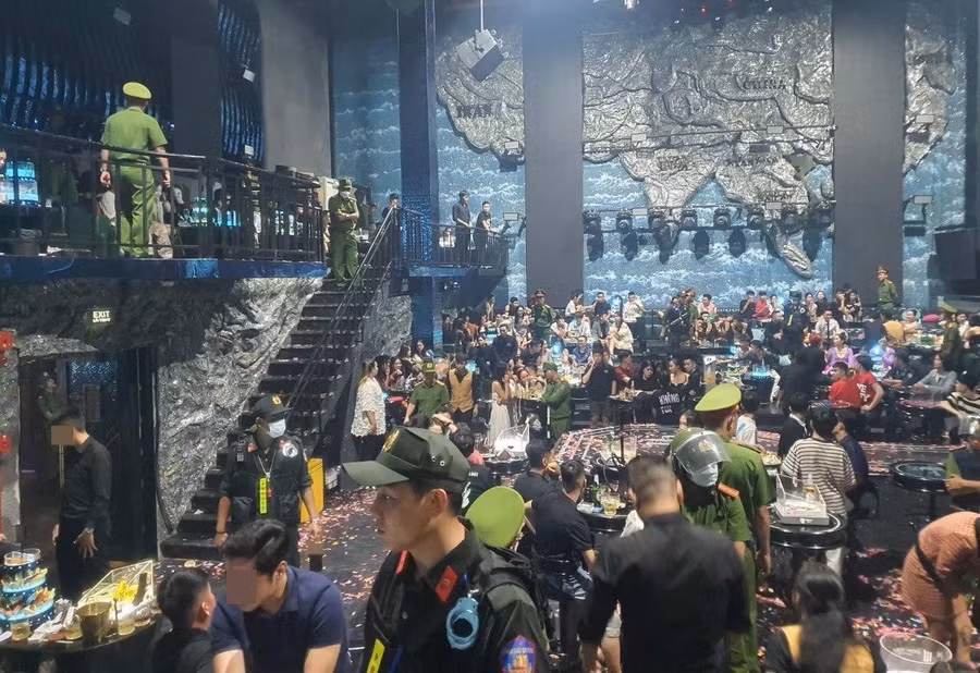 Công an kiểm tra quán bar. (Ảnh: CACC)