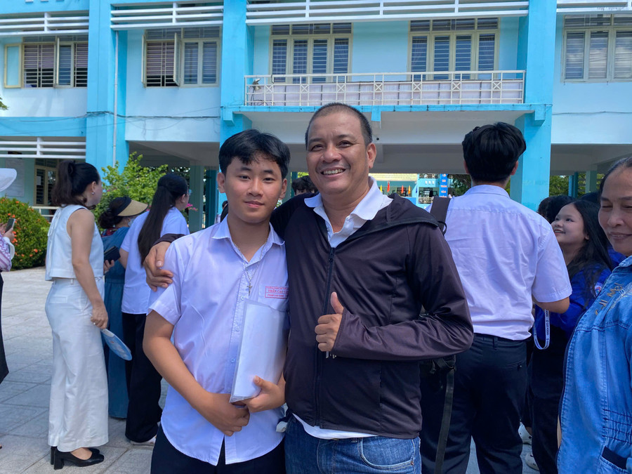 Thầy Lê Văn Chung – giáo viên dạy Hóa học Trường THPT Trần Cao Vân (tỉnh Quảng Nam) cùng học sinh sau phần thi môn tự chọn. 