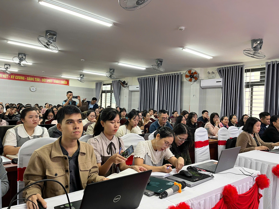 Hơn 120 cán bộ quản lý và giáo viên các trường mầm non, tiểu học và THCS công lập phường Thanh Khê tập huấn Ứng dụng Trí tuệ nhân tạo (AI).