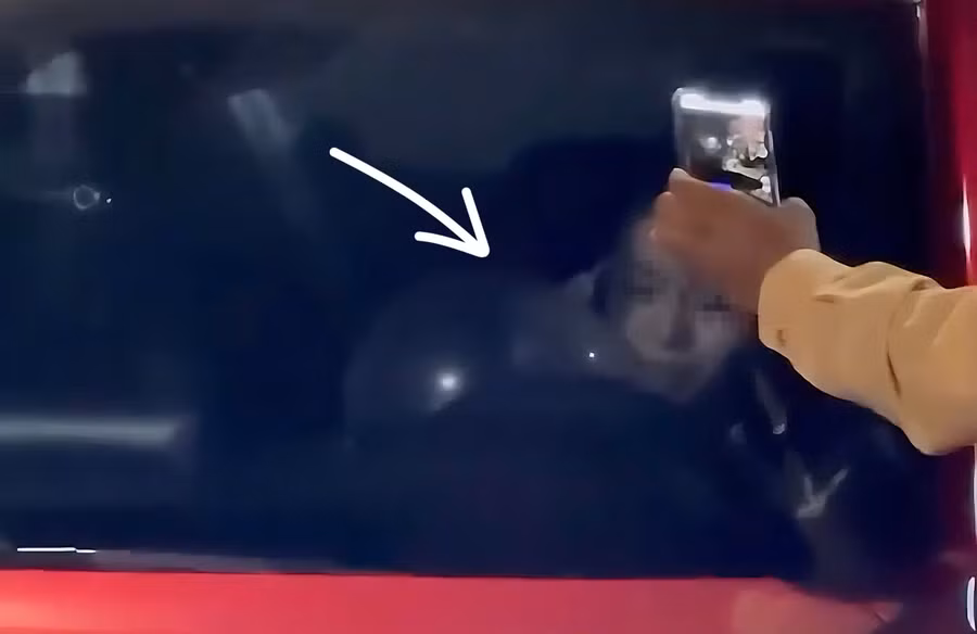 Nữ tài xế không chấp hành hiệu lệnh và ngang nhiên hút bóng cười khi bị CSGT yêu cầu xuống xe kiểm tra. (Ảnh: Công an cung cấp)