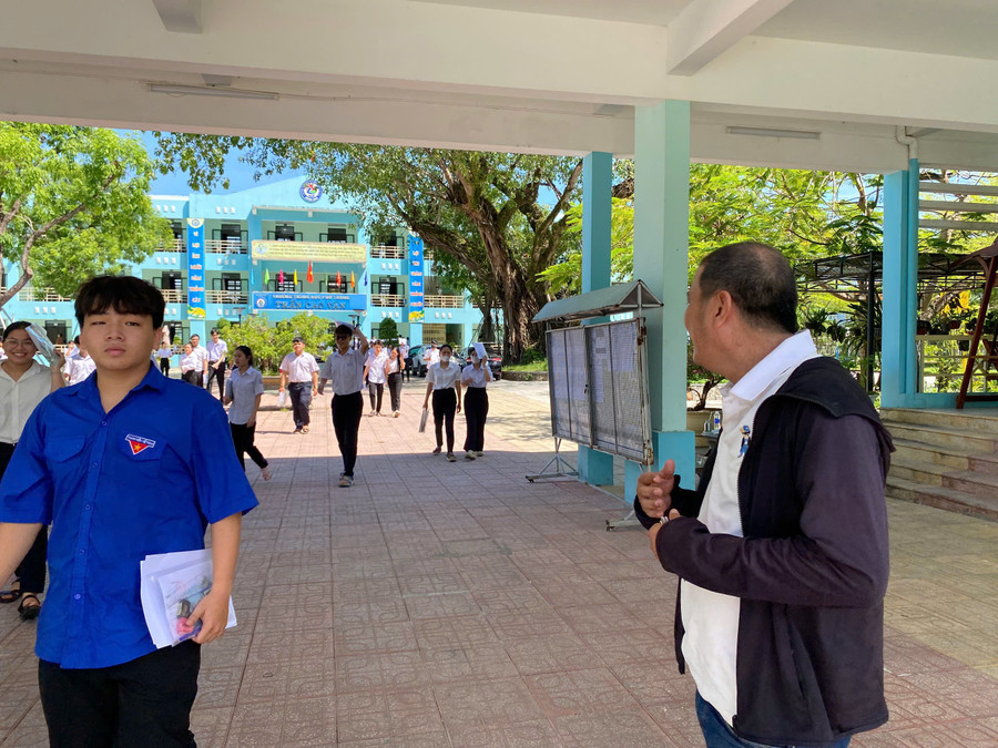 Thầy Chung đứng chờ học sinh của mình. 1afa13f11713a04df9024.jpg