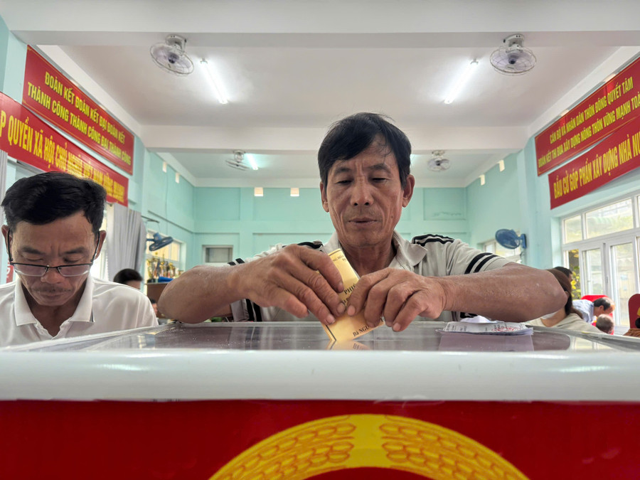 Cử tri đặc khu Lý Sơn (Quảng Ngãi) bỏ phiếu bầu cử. Ảnh: Đình Nhựt