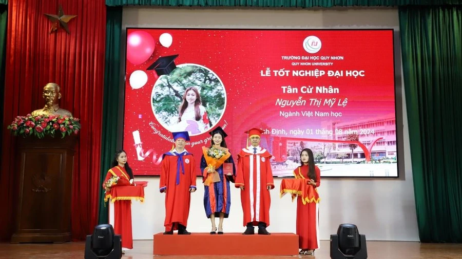 PGS.TS Đoàn Đức Tùng (thứ 2, từ phải sang) và TS Nguyễn Đình Khoa – Phó trưởng khoa Khoa KHXH&NV trao bằng, tặng hoa chúc mừng các tân cử nhân ngành Việt Nam học.