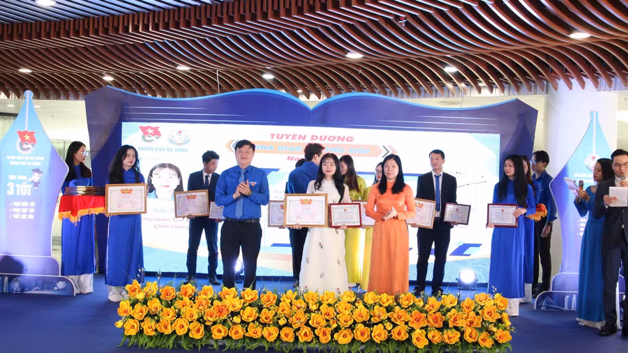 Tuyên dương 39 thầy giáo, cô giáo trẻ đạt danh hiệu “Nhà giáo trẻ tiêu biểu” cấp thành phố. 