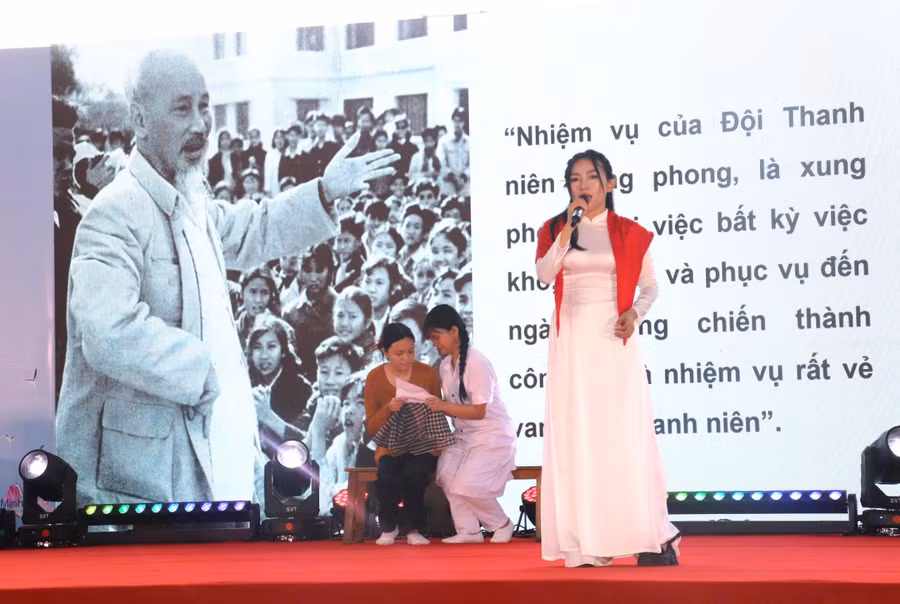 Các giáo viên kể chuyện về Bác.