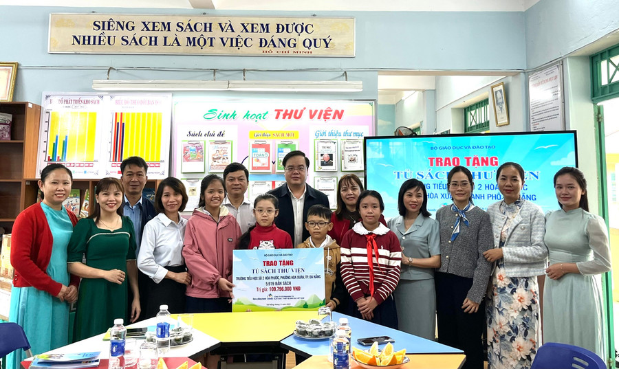 Trao sách cho Trường Tiểu học số 2 Hòa Phước. 