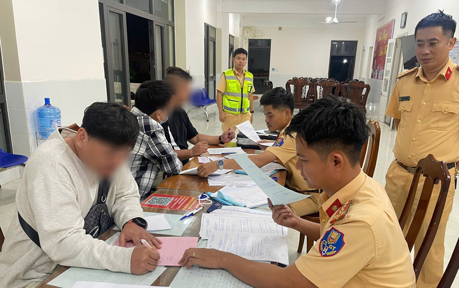 Công an lập biên bản 2 người nước ngoài vi phạm trật tự an toàn giao thông.