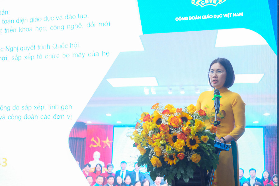 Bà Lê Thị Mai Oanh – Phó Chủ tịch Công đoàn Giáo dục Việt Nam báo cáo sơ kết hoạt động công đoàn 6 tháng đầu năm. dscf3349.jpg