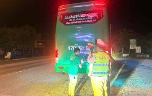 CSGT kiểm tra nồng độ cồn tài xế. Ảnh: CSGT cung cấp