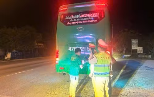 CSGT kiểm tra nồng độ cồn tài xế. Ảnh: CSGT cung cấp
