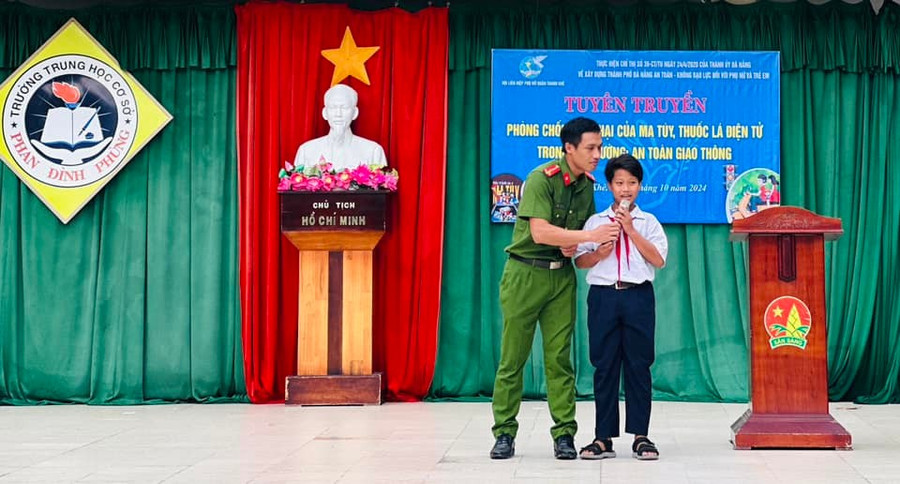 Lực lượng công an ở Đà Nẵng tuyên truyền về tác hại của ma túy, thuốc lá, thuốc lá điện tử cho học sinh hiểu. 