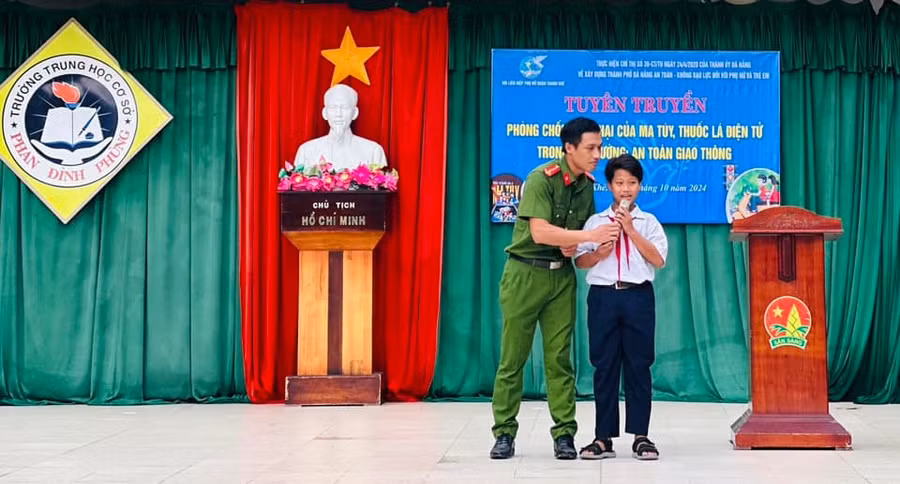 Lực lượng công an ở Đà Nẵng tuyên truyền về tác hại của ma túy, thuốc lá, thuốc lá điện tử cho học sinh hiểu. 