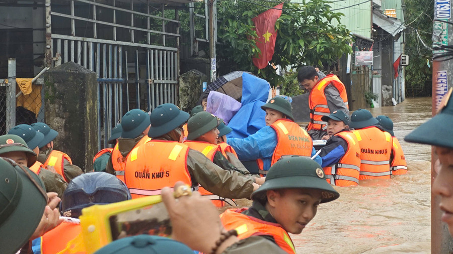 Đồn Biên phòng Hải Vân giúp Nhân dân phường Hòa Khánh di dời người, tài sản đến vị trí an toàn. 