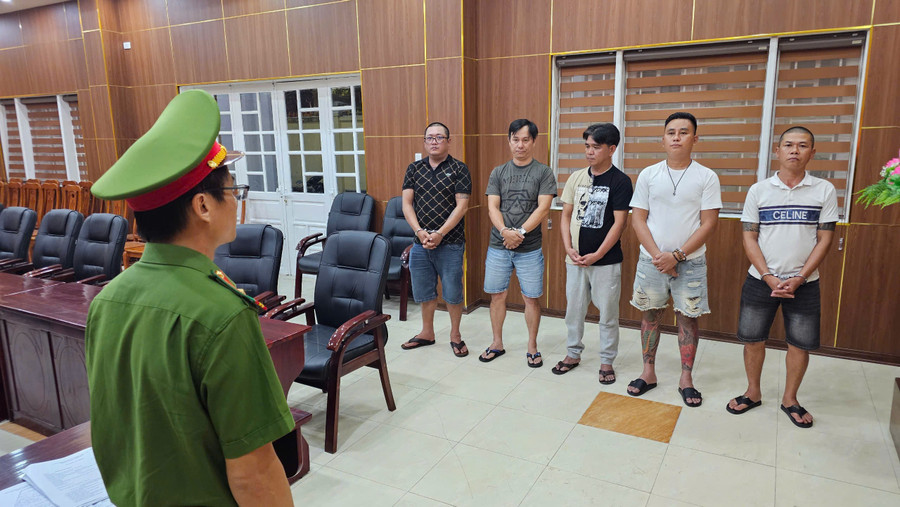 Công an bắt giữ 5 kẻ trong đường dây tổ chức đánh bạc qua mạng.