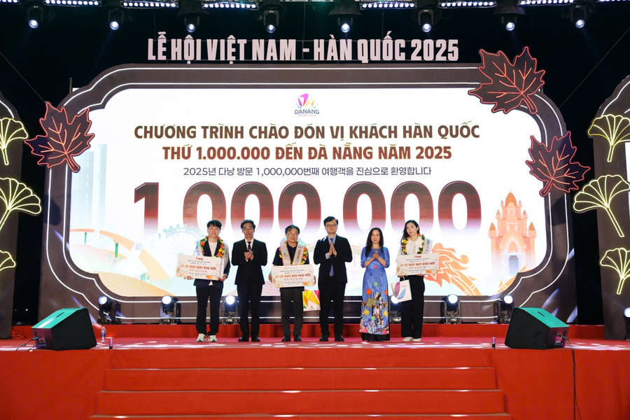 Đại diện lãnh đạo TP Đà Nẵng, ngành du lịch đón và trao quà cho các vị khách Hàn Quốc. 