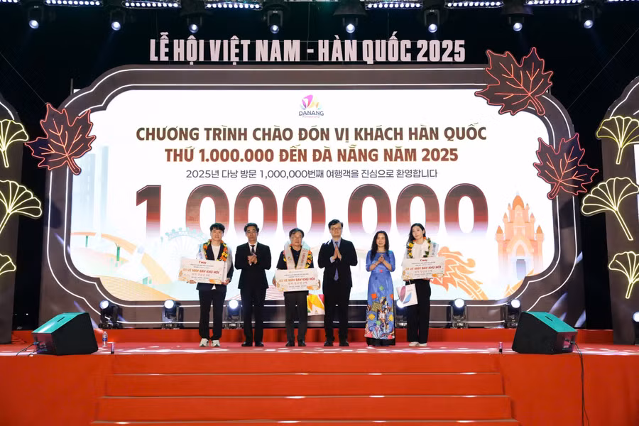 Đại diện lãnh đạo TP Đà Nẵng, ngành du lịch đón và trao quà cho các vị khách Hàn Quốc. 