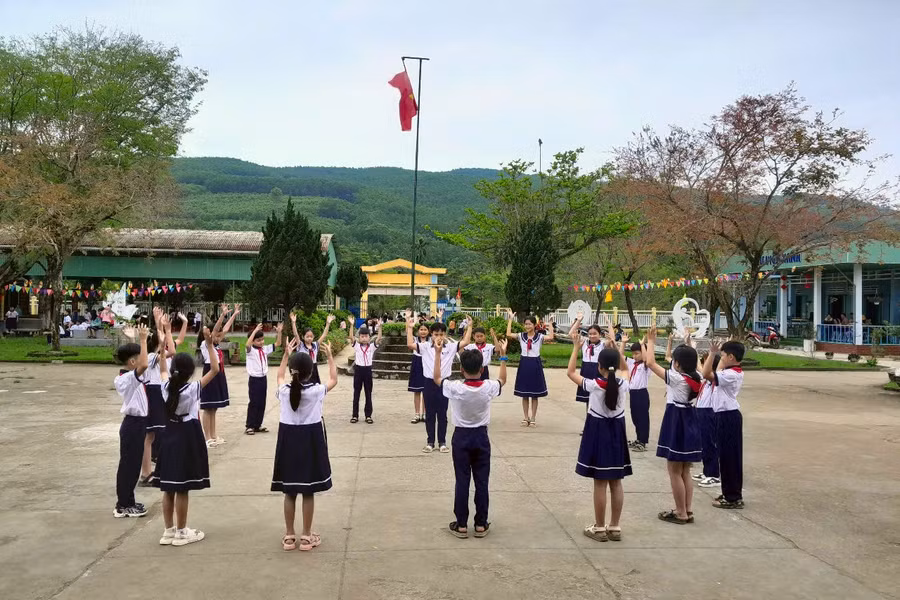Học sinh tiểu học trên địa bàn xã Sơn Cẩm Hà trong giờ sinh hoạt ngoại khóa. 