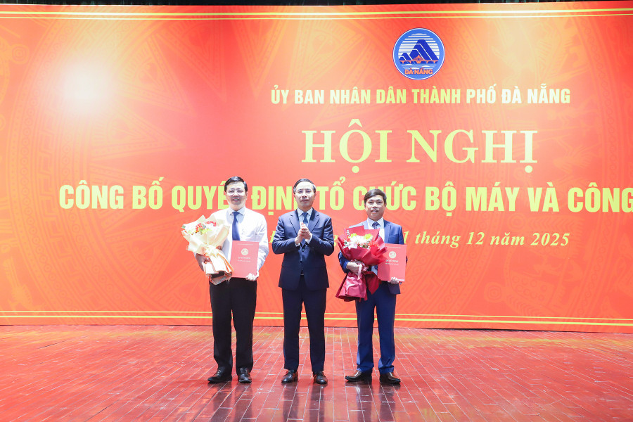 Ông Nguyễn Minh Huy (ngoài cùng bên trái) nhận quyết định giữ chức vụ Phó Giám đốc Sở GD&ĐT TP.