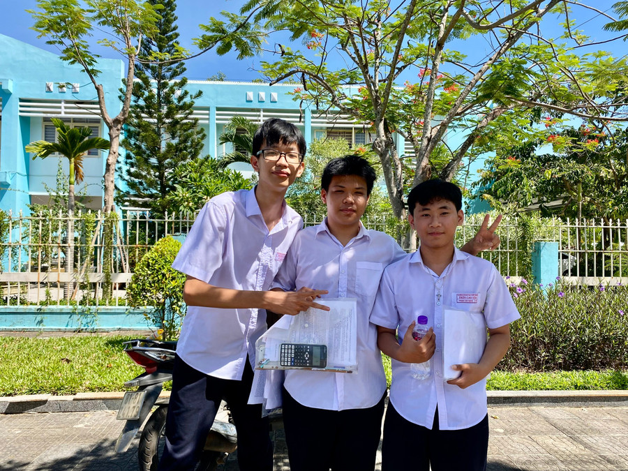 Em Phạm Cao Sang (ngoài cùng bên phải) và em Vũ Đức Sơn (ngoài cùng bên trái) rạng rỡ sau phần thi. dce8d05a47b9f0e7a9a8.jpg