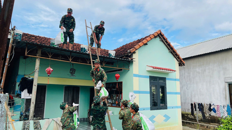 Bộ đội Quân khu 5 hỗ trợ Nhân dân chằng chống nhà cửa trước bão Kalmaegi.