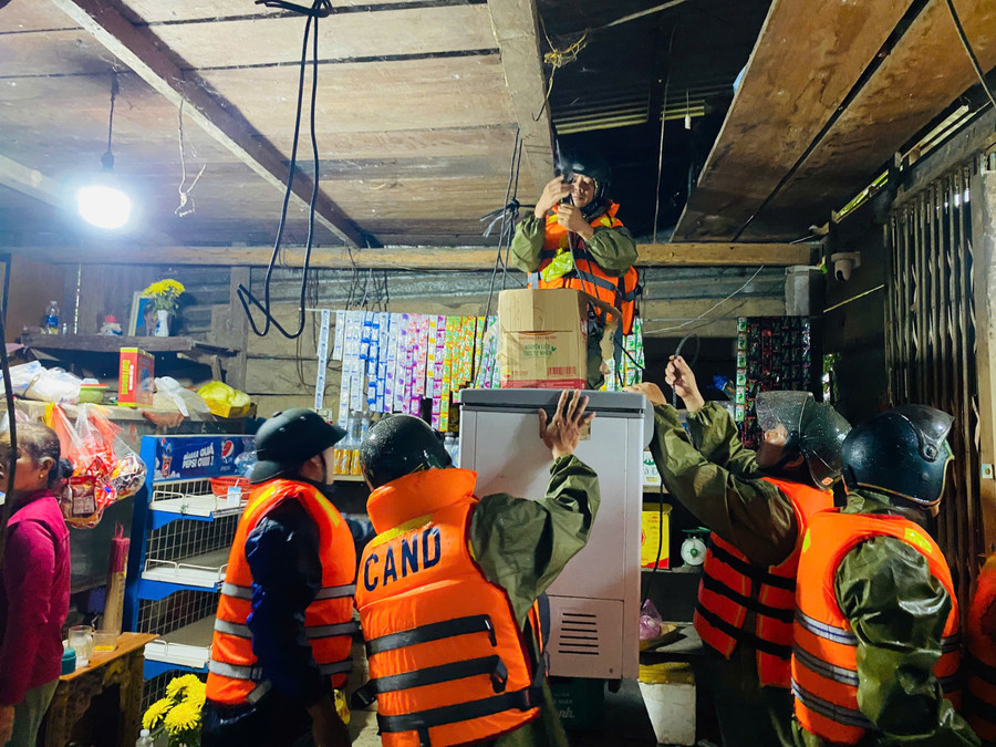 Công an hỗ trợ người dân dọn dẹp, kê cao đồ đạc.