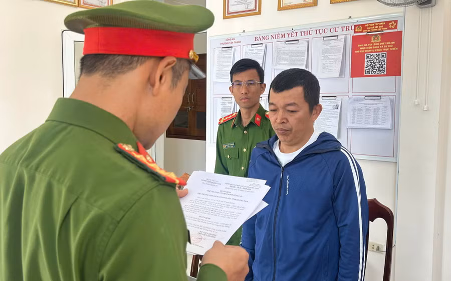 Công an thi hành các quyết định khởi tố vụ án, khởi tố bị can và lệnh tạm giam đối với Lê Tấn Gia. Ảnh: CACC