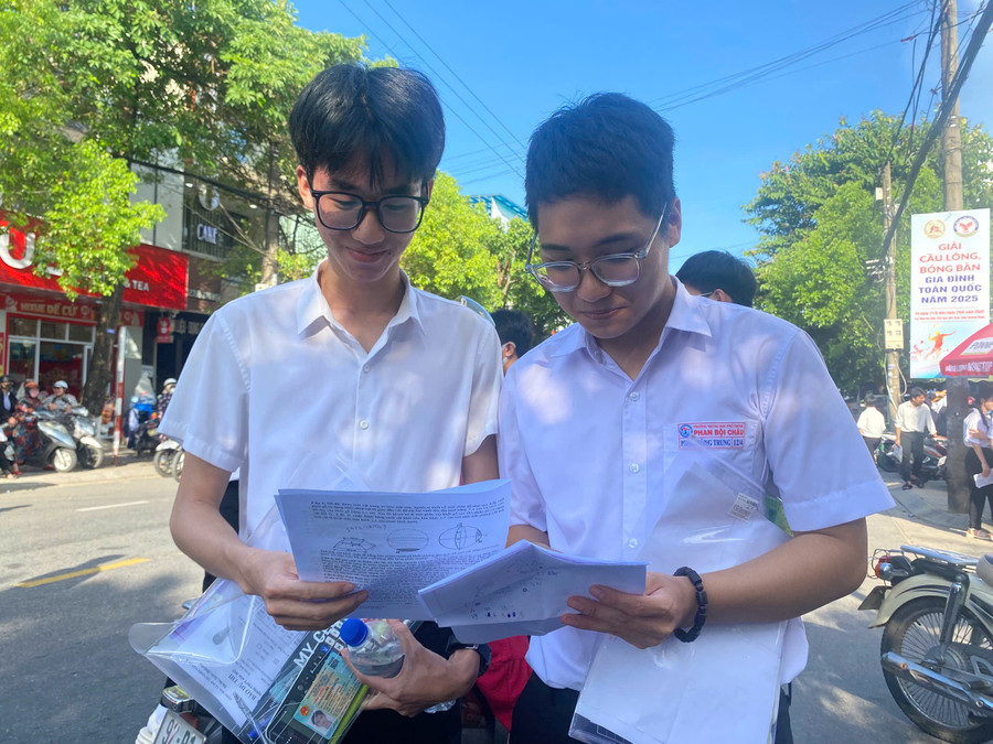 Em Hồ Đông Phương và Phan Hồng Trung trao đổi với nhau sau phần thi môn Toán. 0013be84b45f03015a4e.jpg