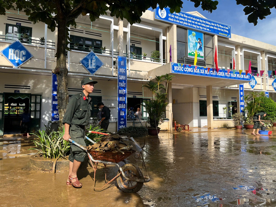Cán bộ, chiến sĩ Đoàn Cảnh sát đặc nhiệm số 3 (Bộ Tư lệnh Cảnh sát cơ động) hỗ trợ trường học vệ sinh sau lũ. 333696366776900895091.jpg