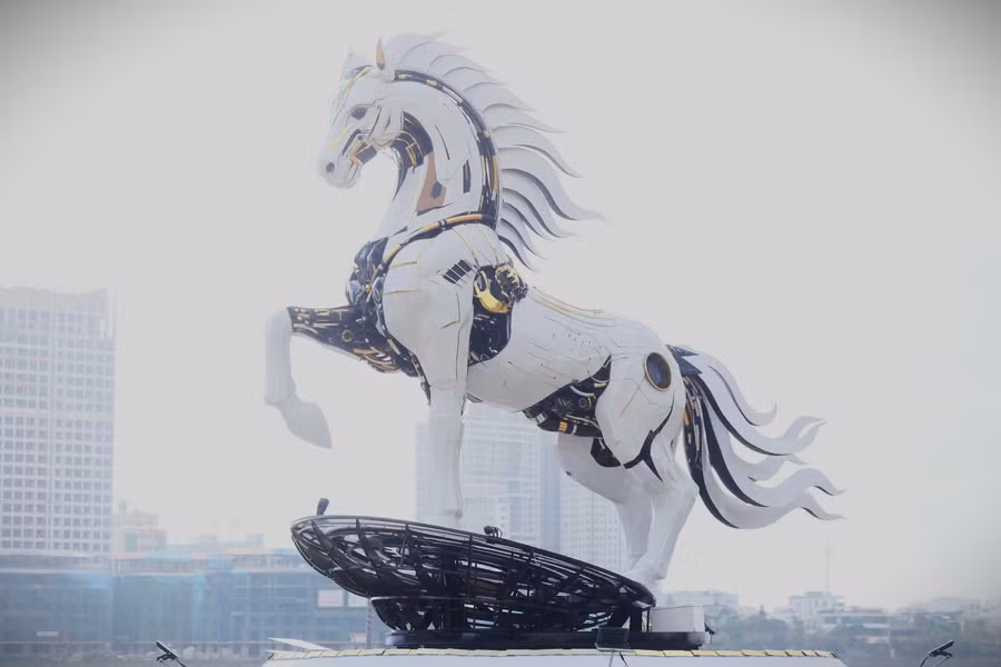 Linh vật mang tên “Kim Mã 4.0” tại khu vực bờ Tây cầu Rồng (TP Đà Nẵng).
