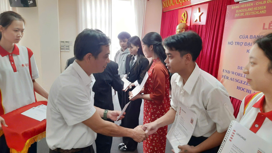 Trao học bổng bang Hessen cho sinh viên Trường Cao đẳng Kon Tum (Quảng Ngãi).