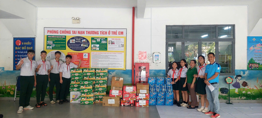 Những phần quà được quyên góp hỗ trợ học sinh vùng bị ảnh hưởng bão, lũ.