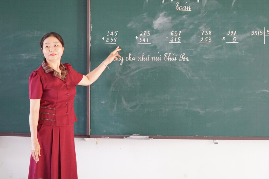 Cô Trịnh Thị Dung – giáo viên Trường Tiểu học và THCS xã Ya Ly cũng dành trọn tâm huyết cho công tác xóa mù chữ. Ảnh: T.H 37ddff81d2e85db604f9.jpg