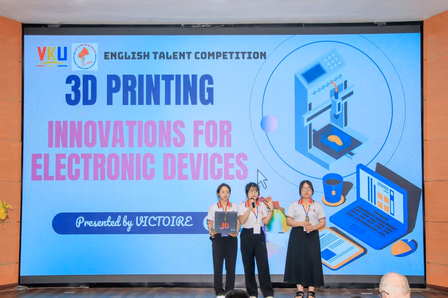 Nhóm sinh viên trình bày phần thuyết trình của mình.