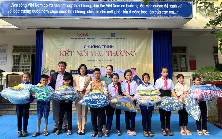 Trao quà cho học sinh Trường Phổ thông Dân tộc Bán trú Tiểu học và THCS Sơn Tân. 