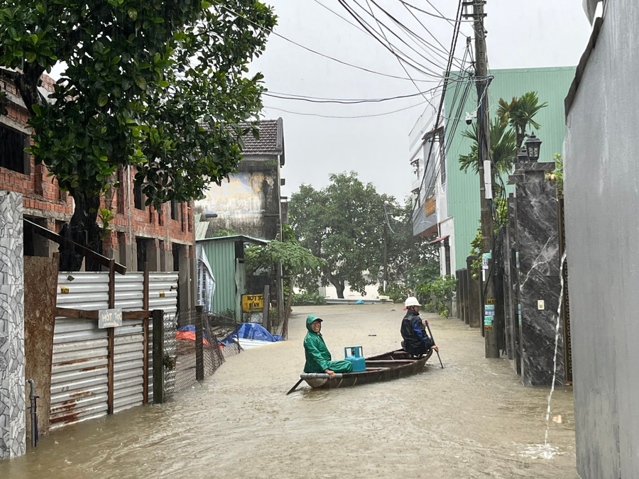 Ông Minh cùng chiếc ghe xuôi theo dòng nước để đi hỗ trợ cho người dân. da27d75267f1eaafb3e0.jpg