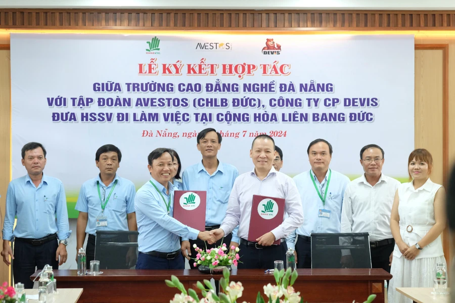 Đại diện Công ty CP Devis và lãnh đạo Ban Giám hiệu Trường Cao đẳng Nghề Đà Nẵng ký kết hợp tác. 