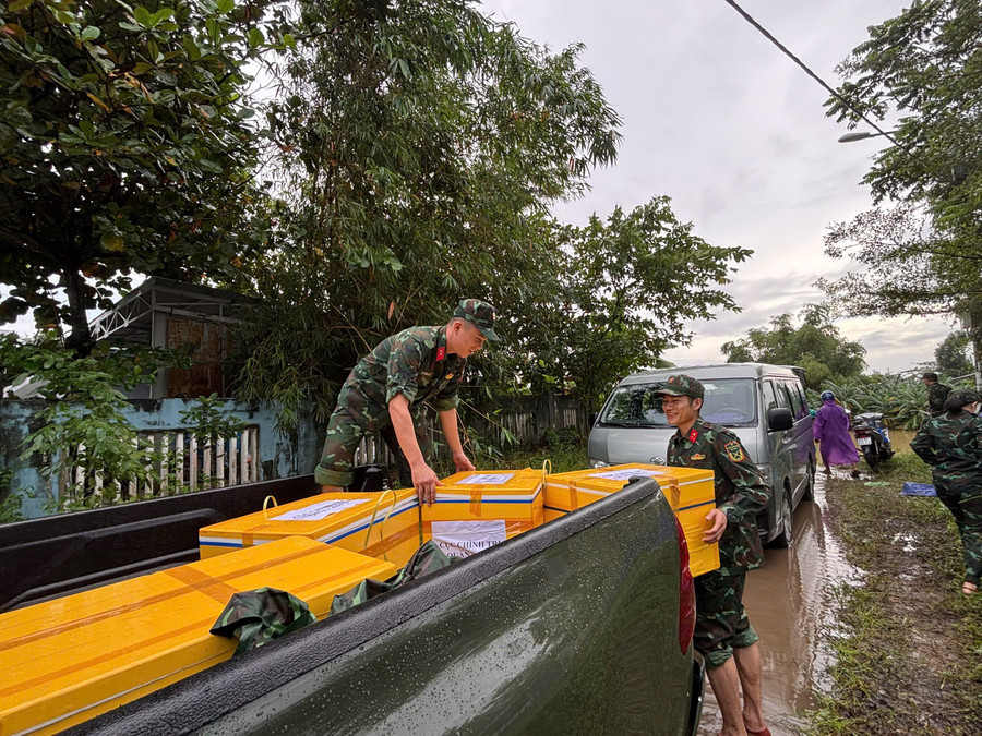 Vận chuyển cơm đến trao cho người dân vùng lũ. img-20251030-184900.jpg