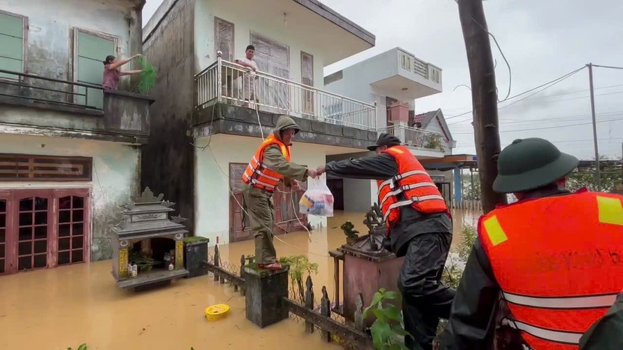 Cán bộ, chiến sĩ Lữ đoàn 575 trao suất cơm cho người dân vùng lũ. img-20251030-184752.jpg