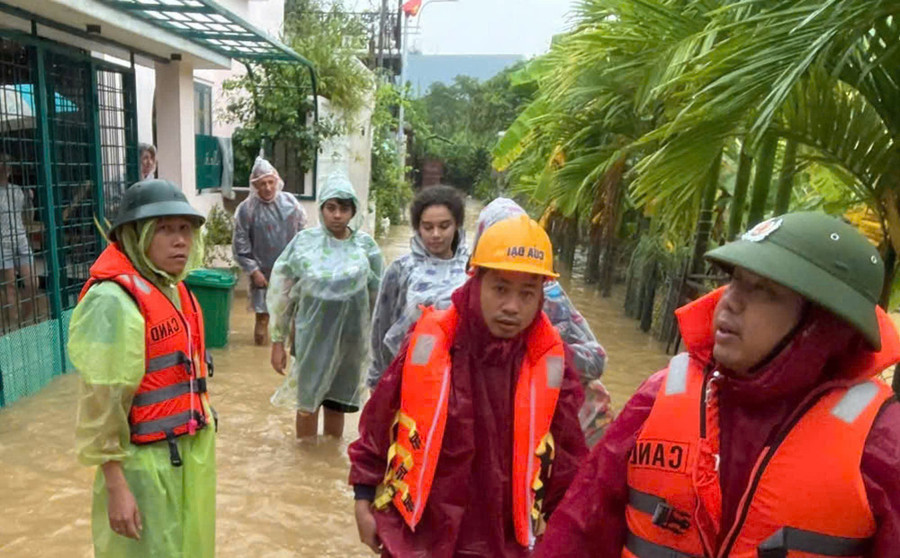Công an cứu du khách bị mắc kẹt trong nhà do nước lũ bao vây. 