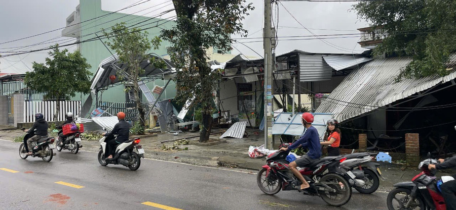 Lốc xoáy làm nhiều ngôi nhà ở xã Chiên Đàn và phường Hương Trà bị tốc mái. 