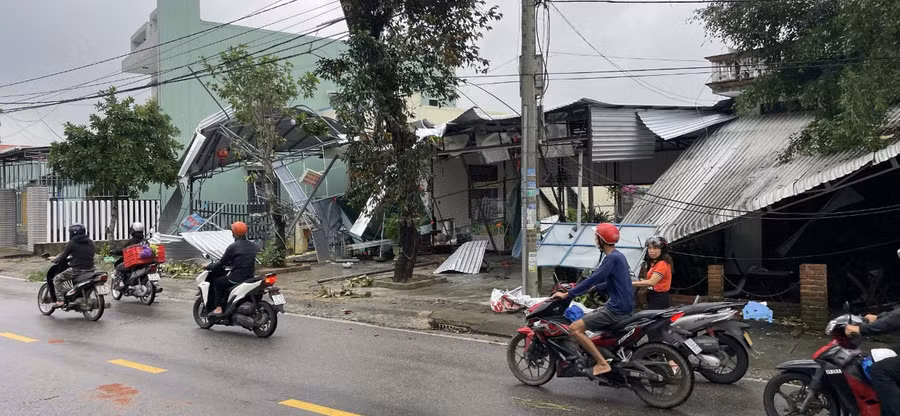 Lốc xoáy làm nhiều ngôi nhà ở xã Chiên Đàn và phường Hương Trà bị tốc mái. 