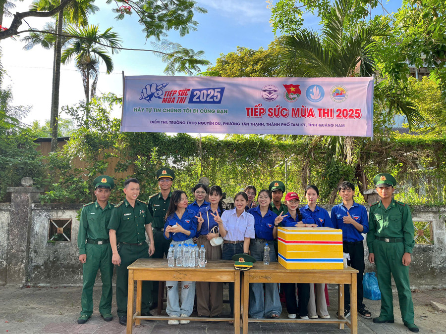 Đồng hành tiếp sức cho thí sinh tại điểm thi Trường THCS Nguyễn Du (TP Tam Kỳ, tỉnh Quảng Nam). 0963c20b11d8a686ffc9.jpg