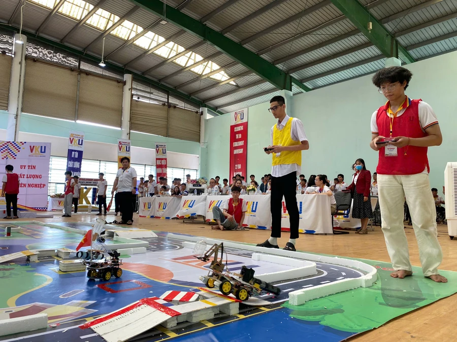 Các đội bắt đầu tranh tài tại Vòng chung kết.