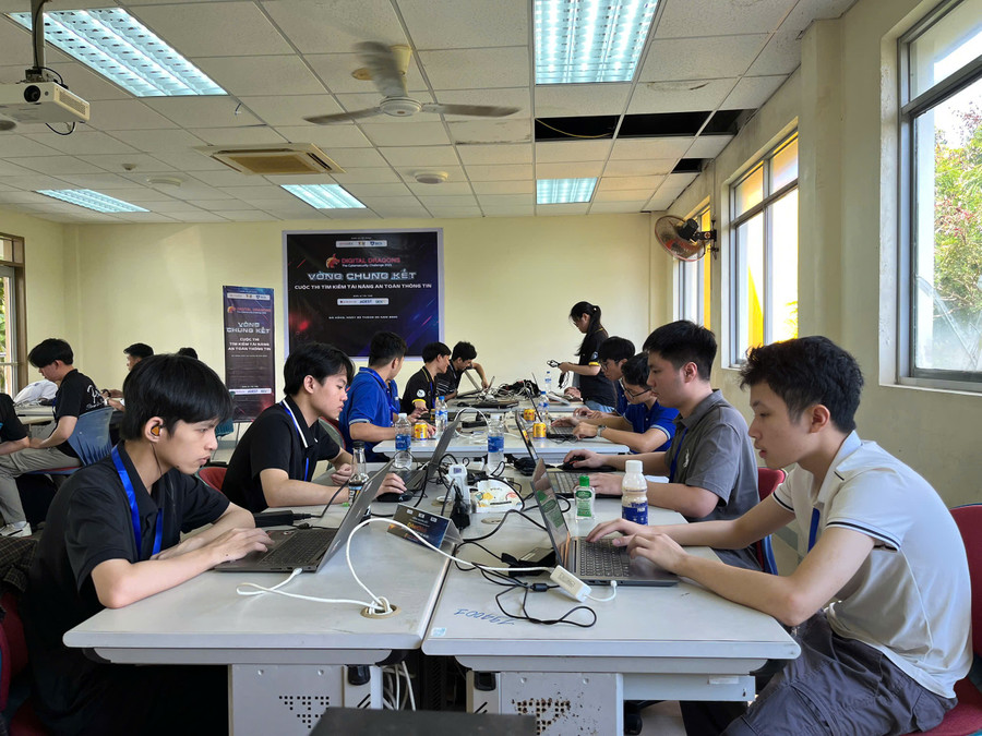Các đội thi đấu trực tiếp với nhiều thử thách trong việc xâm nhập ứng dụng web, mạng, kỹ thuật mật mã, thuật toán đảo ngược, lỗ hổng XXE...
