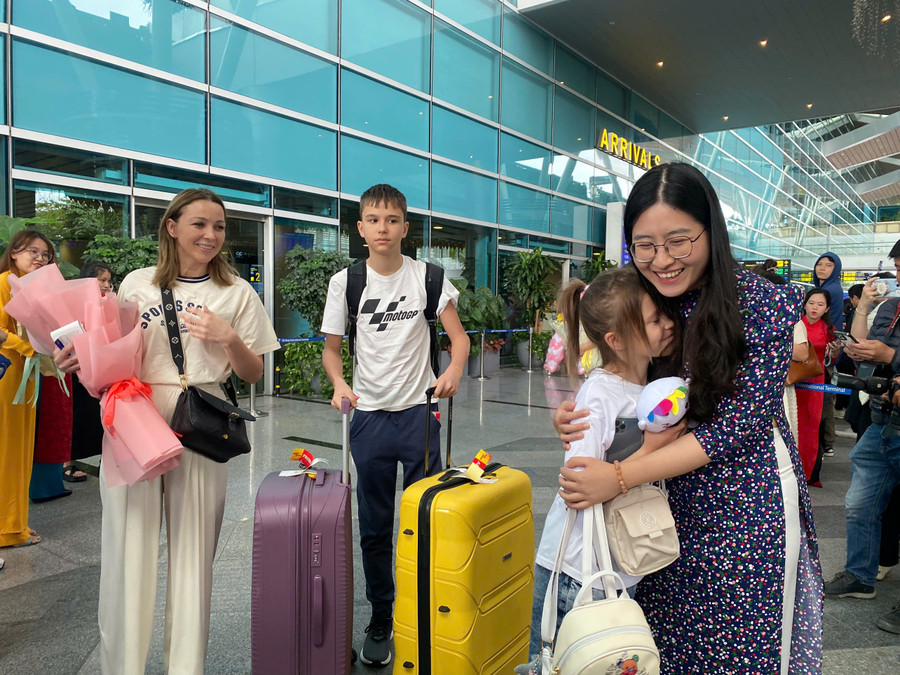 Du khách Kazakhastan được tặng hoa và quà khi xuống sân bay Đà Nẵng.