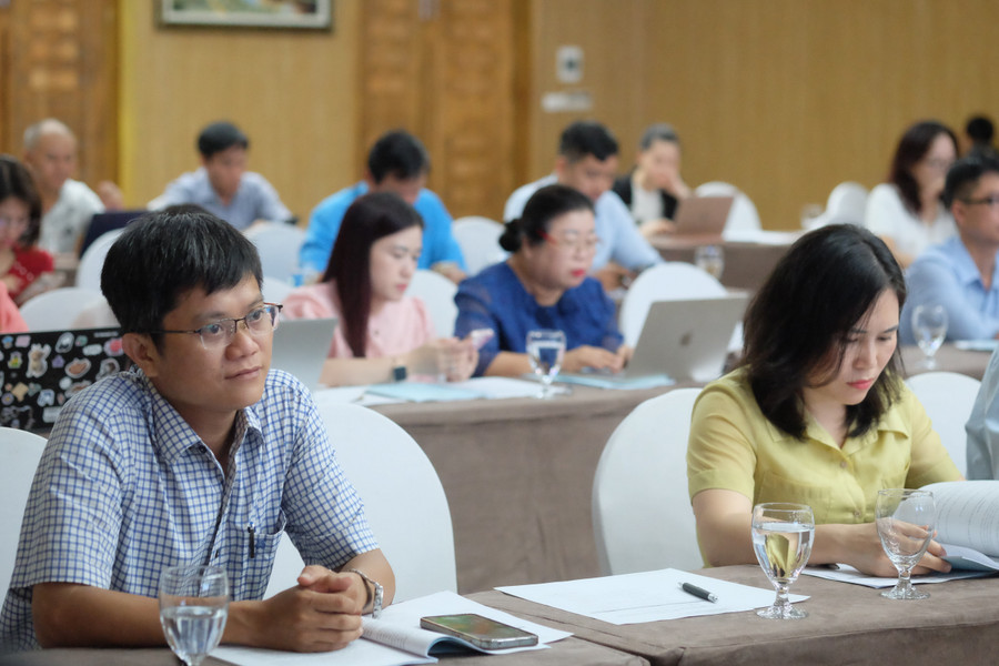 Chủ tịch, Phó Chủ tịch Công đoàn các Đại học Quốc gia, đại học Vùng, đại học, trường đại học, cao đẳng và đơn vị hành chính sự nghiệp trong ngành Giáo dục tham gia Hội nghị. dscf3340.jpg