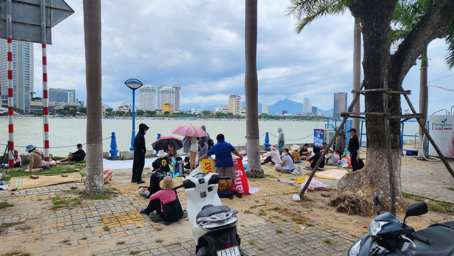 Nhiều người còn trải bạt ra để giữ chỗ. 3488577983b935e76ca812.jpg