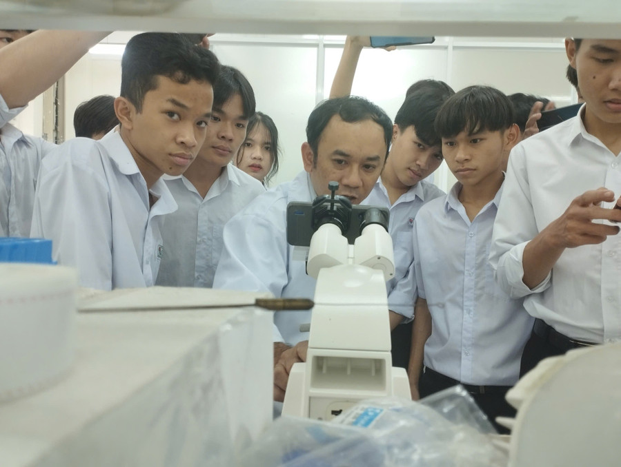 Giờ thí nghiệm của sinh viên Trường Đại học Phạm Văn Đồng. 58a36c19f34d7e13275c.jpg