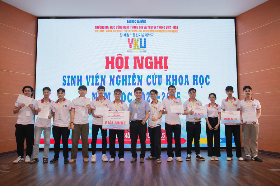 Ban tổ chức trao giải Nhất cho sinh viên. mg-3578.jpg